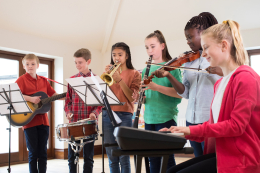 Musikschule - Kinder beim Musizieren